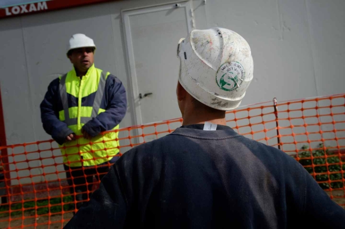 Un acteur de prévention échange avec un ouvrier sur un chantier.