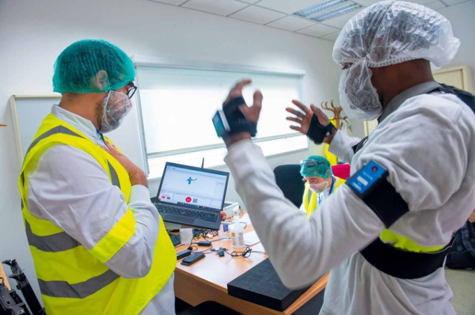 Un ergonome enregistre les mouvements d'un opérateur.