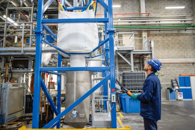 Un salarié d'Orrion Chemicals Orgaform en situation de travail. Un salarié d'Orrion Chemicals Orgaform en situation de travail.