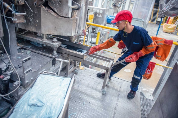 Un salarié de l'entreprise Plastipak en situation de travail. Un salarié de l'entreprise Plastipak en situation de travail.