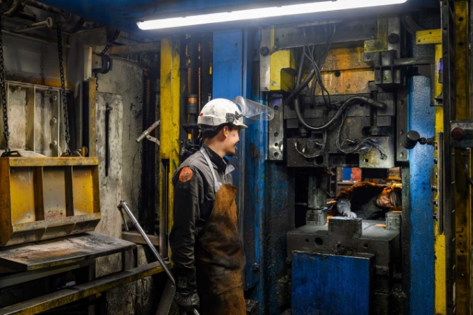 Deux salariés des Forges de Bologne en situation de travail.