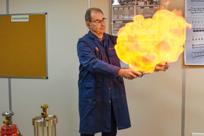 Le formateur fait exploser un ballon de baudruche. 