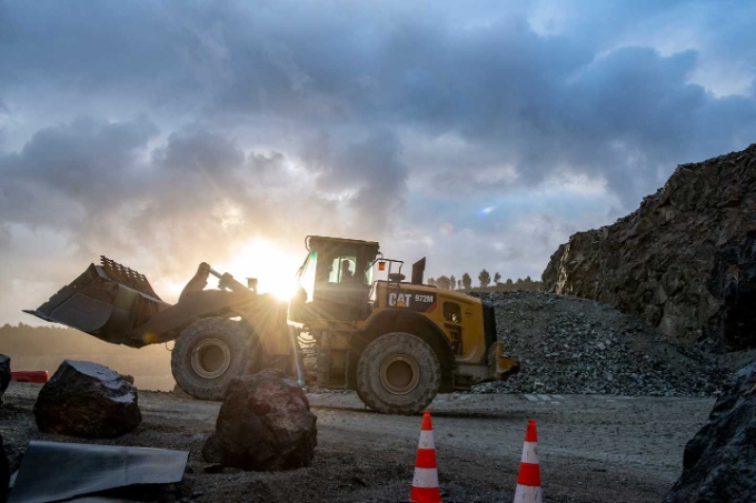 Vue d'un engin de chantier dans une carrière.