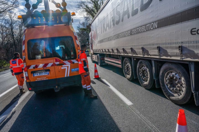 Une équipe d'agents municipaux en situation de travail. Une équipe d'agents municipaux en situation de travail.