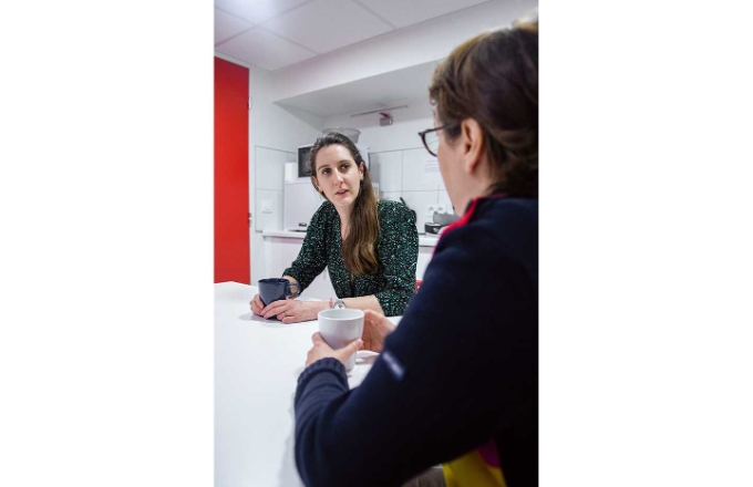 Sylvie Flageul, médecin du travail, lors d'un échange informel avec une collègue.