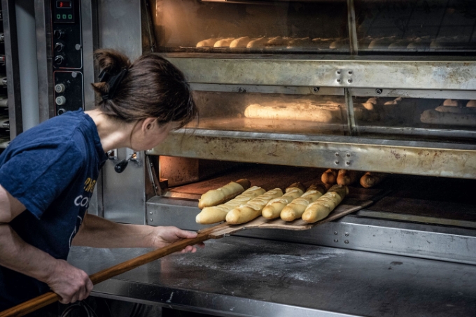 Sylvie Burosse, gérante de la boulangerie Patsy, en situation de travail.