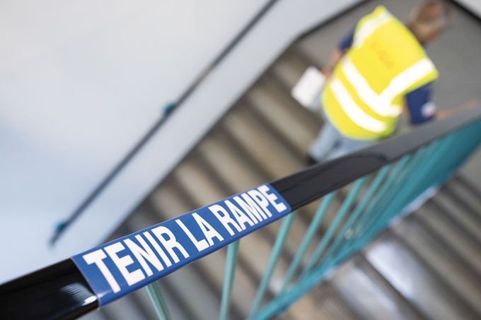 Illustration d'une indication "Tenir la rampe" dans un escalier. Illustration d'une indication "Tenir la rampe" dans un escalier.