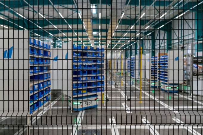 Vue de l'enceinte grillagée où évoluent les robots. Vue de l'enceinte grillagée où évoluent les robots.