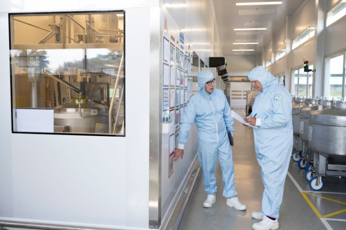 Jean-Charles Valtel, chef de projet sécurité sur le site de Mayenne du groupe pharmaceutique GSK, en situation de travail.