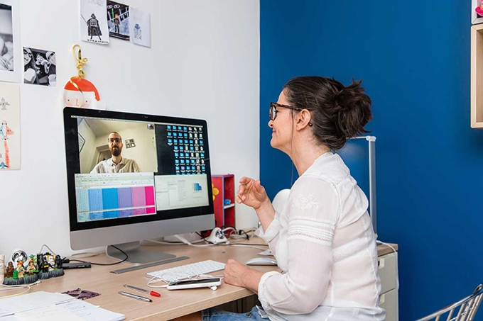 Vue d'une situation de travail à distance. Vue d'une situation de travail à distance.