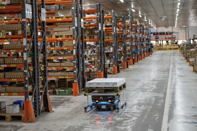 Vue d'un AGV dans l'entreprise Assa Abloy. Vue d'un AGV dans l'entreprise Assa Abloy.