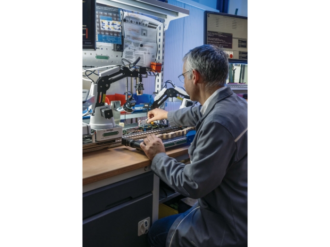 Vue d'un chercheur de l'INRS dans un laboratoire de recherche du site de Nancy. Vue d'un chercheur de l'INRS dans un laboratoire de recherche du site de Nancy.