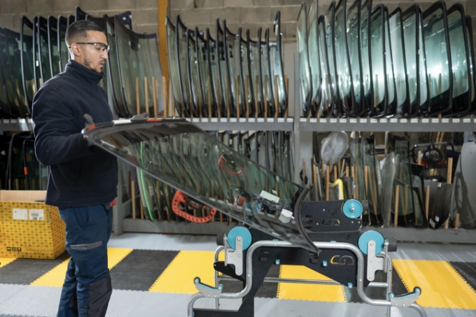 Vue d'un prototype destiné à réduire le port de charge lors des opérations de changement de pare-brise. Vue d'un prototype destiné à réduire le port de charge lors des opérations de changement de pare-brise.