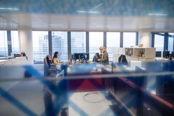 Vue d'une situation de travail dans un bureau.