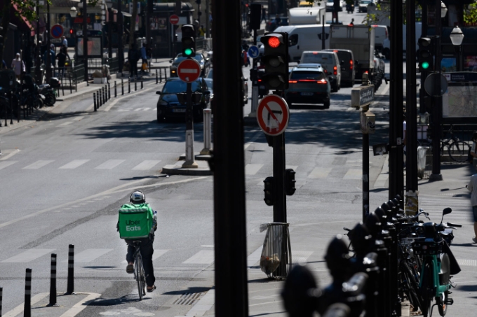 Vue d'une situation de travail d'un livreur à vélo.