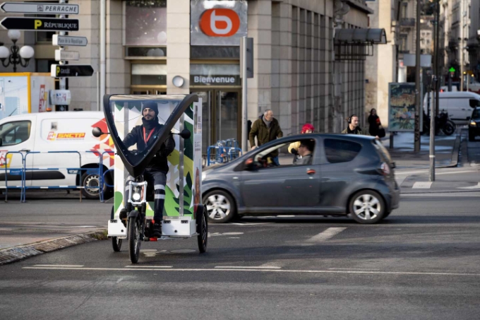 Vue d'une situation de travail dans le secteur de la propreté.