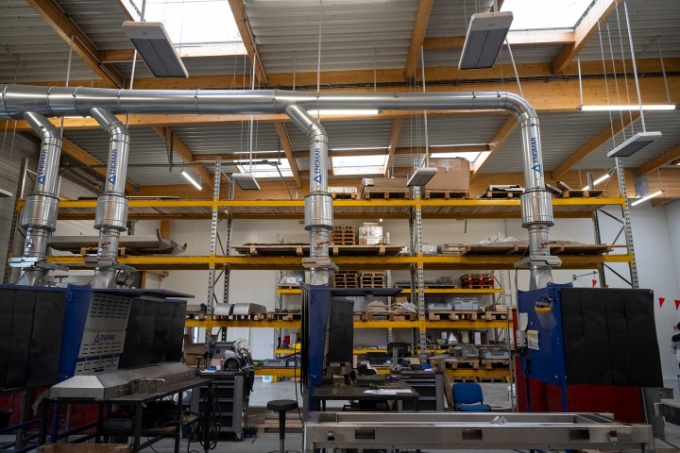 Vue d'une installation de captage vertical des fumées de soudage dans l'entreprise Bretinov. Vue d'une installation de captage vertical des fumées de soudage dans l'entreprise Bretinov.