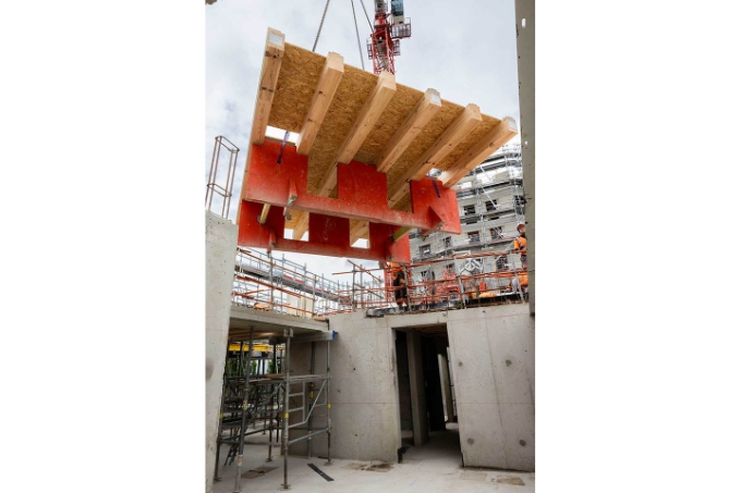 Le support rouge, appelé peigne, a été conçu pour faciliter l'assemblage au sol du plancher bois et sa pose dans les étages.