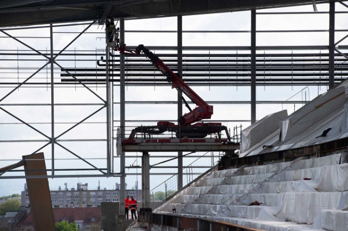 Une nacelle a été installée sur une plate-forme montée sur poteaux asymétriques qui permettent d’épouser le dénivelé du terrain et qui glisse sur des rails installés sur toute la longueur de la tribune.