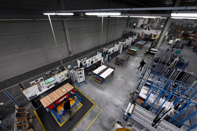 En bas, à gauche, le nouveau poste de travail avec l'Ergotable. Les autres postes accueilleront la nouvelle table quand celle-ci aura été totalement validée par les monteurs.