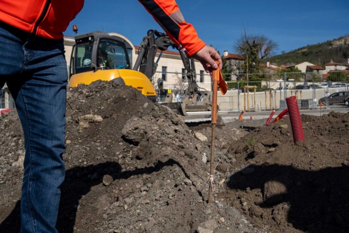 Afin de ne pas prendre de risques si l'une d'elles touche un réseau, le haut des fiches d'altimétrie plantées comme repères pour le pavage de la place est isolé avec un embout en plastique. Afin de ne pas prendre de risques si l'une d'elles touche un réseau, le haut des fiches d'altimétrie plantées comme repères pour le pavage de la place est isolé avec un embout en plastique.