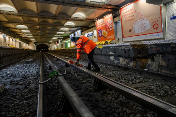 Lorsque la RATP a confirmé l'autorisation d'accès aux voies, le consignateur descend placer les protections et vérifier l'absence de tension. Lorsque la RATP a confirmé l'autorisation d'accès aux voies, le consignateur descend placer les protections et vérifier l'absence de tension.
