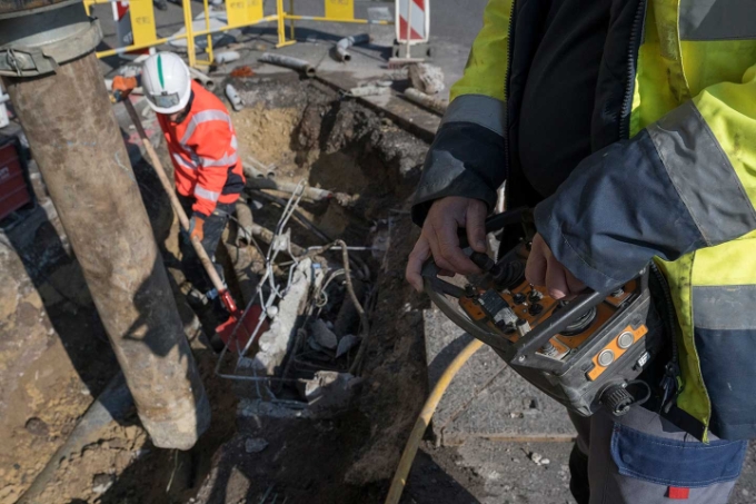 Dotée d'un bras commandé à distance, l'aspiratrice excavatrice permet de faire des sondages sans endommager les réseaux, en évitant la pénibilité du terrassement manuel. Dotée d'un bras commandé à distance, l'aspiratrice excavatrice permet de faire des sondages sans endommager les réseaux, en évitant la pénibilité du terrassement manuel.