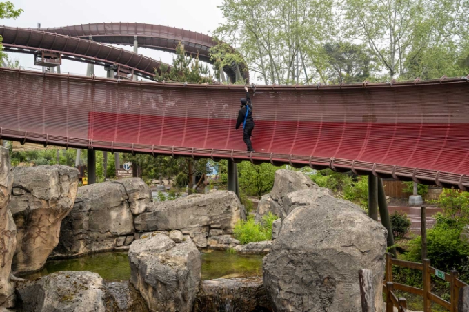 L'attraction « La trace du Hourra » datant de 2001, elle a subi récemment des modifications pour améliorer la sécurité des techniciens de maintenance, notamment avec l'installation d'une ligne de vie dans les zones en dévers. L'attraction « La trace du Hourra » datant de 2001, elle a subi récemment des modifications pour améliorer la sécurité des techniciens de maintenance, notamment avec l'installation d'une ligne de vie dans les zones en dévers.