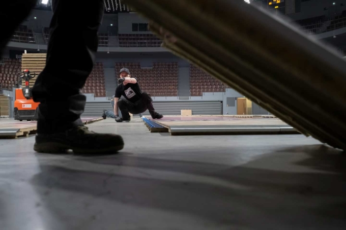 Si l'organisation du travail et les aides à la manutention permettent d'éviter les ports de charges et les allers-retours incessants, l’emboîtage des plaques de parquet reste une opération manuelle pour laquelle il n'existe actuellement pas d'alternative. Si l'organisation du travail et les aides à la manutention permettent d'éviter les ports de charges et les allers-retours incessants, l’emboîtage des plaques de parquet reste une opération manuelle pour laquelle il n'existe actuellement pas d'alternative.