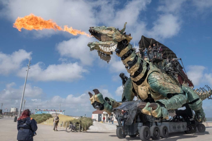 La Carsat Hauts-de-France et le service de prévention et de santé au travail se sont penchés sur le niveau sonore perçu par  les salariés, les pilotes ou les techniciens, notamment lié  aux bruits émanant de la machinerie ou des effets sonores du dragon.