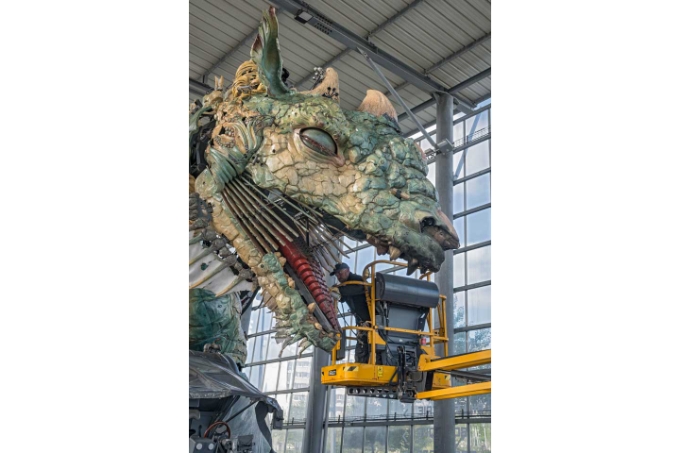 Dans le local  tout en verre qui sert d'antre pour le dragon, une nacelle permet d'accéder aux moindres recoins de la bête dont la centaine de vérins doivent être graissés très régulièrement.