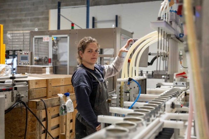 L’acquisition,  en 2021, d’une ligne de conditionnement  a participé activement à l’amélioration des conditions de travail : en sortie de fermenteur, la bière est acheminée jusqu’à une encaneuse par le biais de canalisations. 