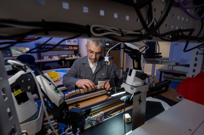 Étude dans les laboratoires de l'INRS sur la prévention des risques liés à l'émergence des IA dans les machines. Étude dans les laboratoires de l'INRS sur la prévention des risques liés à l'émergence des IA dans les machines.