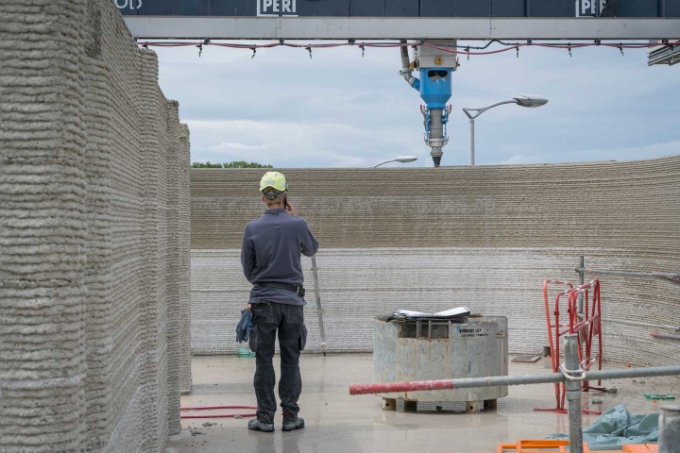 Ce type de chantier demande une coordination fine. Mais les gains de temps ainsi que la réduction des risques de TMS et du bruit sont indéniables.