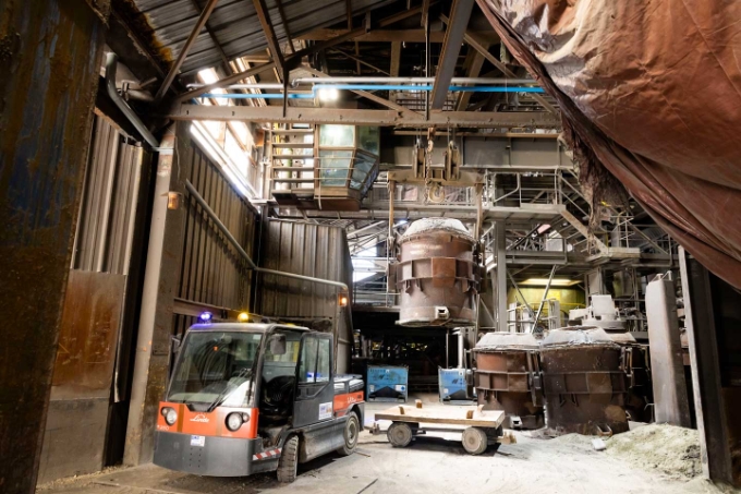 Le chantier est attenant à la ligne actuelle de production de fonte, dont l’exploitation se poursuit pendant les travaux, ce qui contraint à prendre en compte les risques liés à cette coactivité