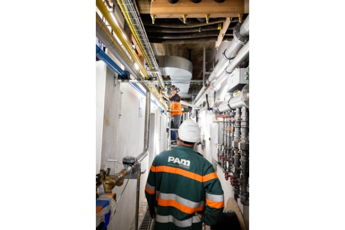 Au quotidien, une quinzaine d’entreprises et une vingtaine de corps de métier, soit une cinquantaine de personnes, peuvent intervenir simultanément