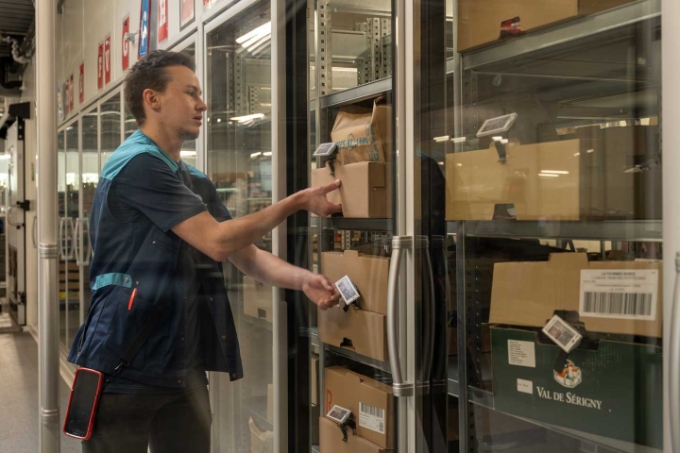 Au drive, les produits frais sont placés par les préparateurs de commandes dans des meubles réfrigérés traversant afin que des salariés puissent les récupérer de l’autre côté, à proximité de la zone des commandes en attente des clients. Au drive, les produits frais sont placés par les préparateurs de commandes dans des meubles réfrigérés traversant afin que des salariés puissent les récupérer de l’autre côté, à proximité de la zone des commandes en attente des clients.
