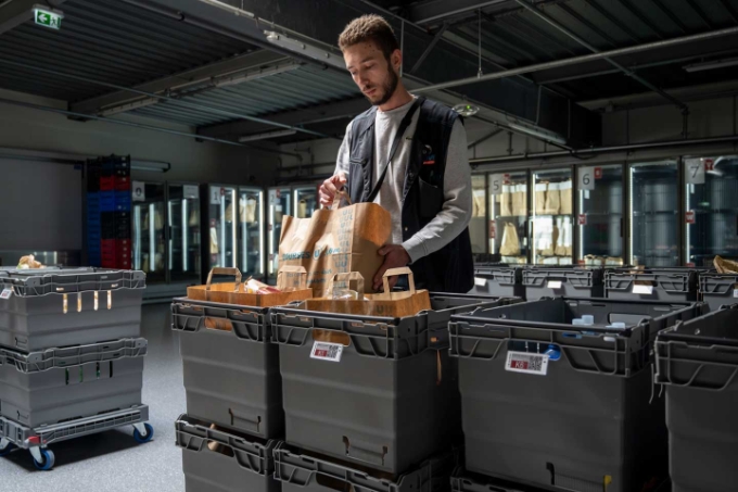 Les traditionnels chariots de supermarchés ont été remplacés par des bacs à roulettes moins encombrants et impliquant moins de postures contraignantes pour en atteindre le fond. Les traditionnels chariots de supermarchés ont été remplacés par des bacs à roulettes moins encombrants et impliquant moins de postures contraignantes pour en atteindre le fond.