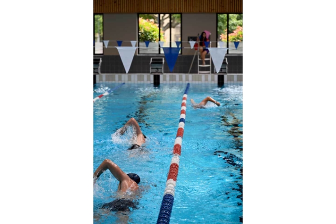 Les taux de trichloramine, issue de la réaction entre le chlore, utilisé pour désinfecter les eaux de baignade, et les matières organiques d’origine humaine, sont plus élevés lorsque les sportifs sont nombreux dans les bassins. Les taux de trichloramine, issue de la réaction entre le chlore, utilisé pour désinfecter les eaux de baignade, et les matières organiques d’origine humaine, sont plus élevés lorsque les sportifs sont nombreux dans les bassins.