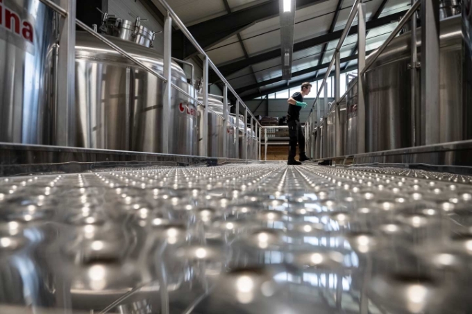 La salle de brassage compte quatorze fermenteurs de 5 000 litres et quatre de 2 500 litres. Une passerelle centrale a été installée entre les deux rangées de grands fermenteurs pour faciliter les accès et les manutentions.