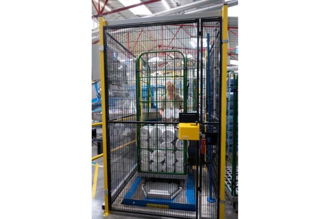 Deux tables élévatrices, chacune entourée de barrières de protections, ont été installées dans des fosses creusées dans le sol et dimensionnées pour accueillir un roll. De cette façon, le niveau de remplissage demeure à hauteur constante, soit environ 80 cm du sol, quel que soit le taux de chargement du roll.