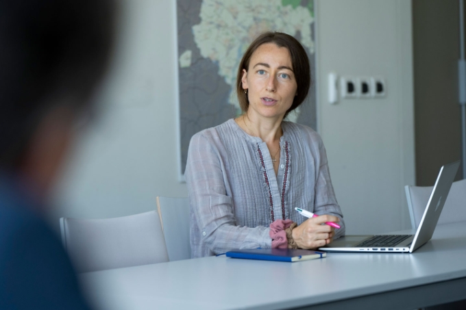 Portrait de Séverine Halopeau en situation d'interview.