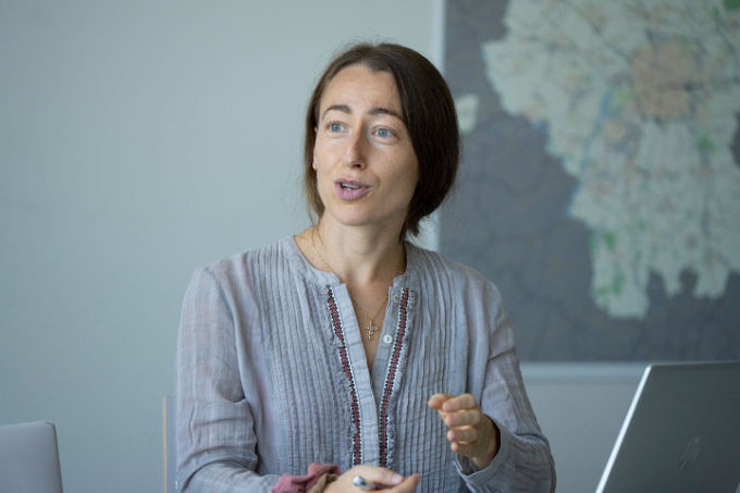 Portrait de Séverine Halopeau en situation d'interview.