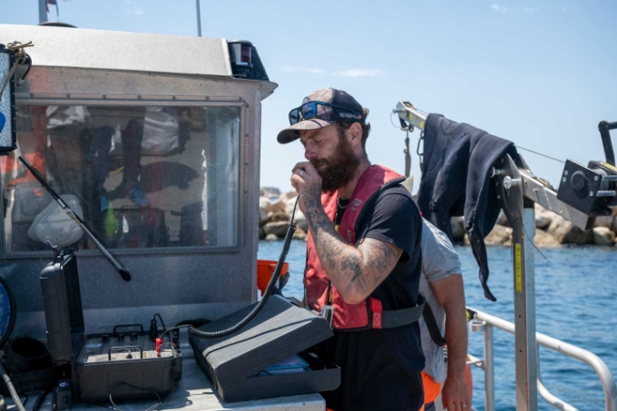 Les opérations se déroulent toujours selon le même protocole : deux scaphandriers plongent, tandis que les deux autres restent sur la barge, l’un en liaison radio avec les plongeurs et l’autre prêt à leur porter secours. Les opérations se déroulent toujours selon le même protocole : deux scaphandriers plongent, tandis que les deux autres restent sur la barge, l’un en liaison radio avec les plongeurs et l’autre prêt à leur porter secours.