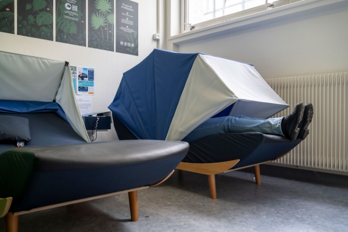 Illustration d'un dispositif favorisant la sieste au travail.