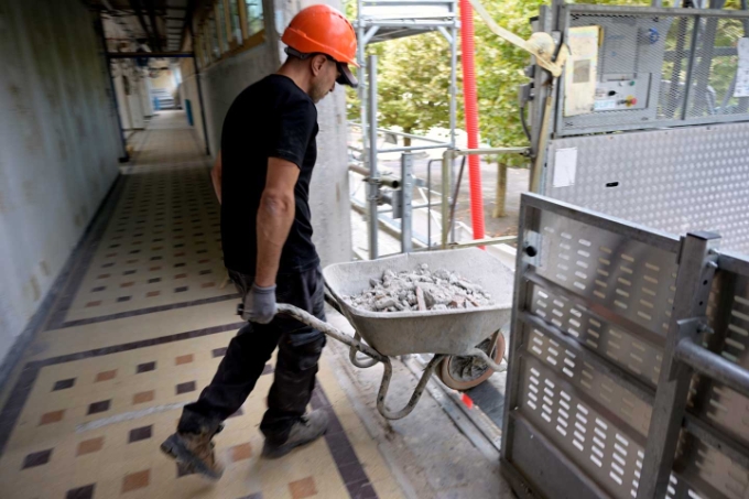 Menuisiers, façadiers, maçons, tous les corps d’état ont utilisé ou utilisent l’échafaudage et la plate-forme de transport de charges et de personnel accompagnant,  pour approvisionner les matériaux  et les outils de travail dans les étages, mais également pour évacuer les déchets.