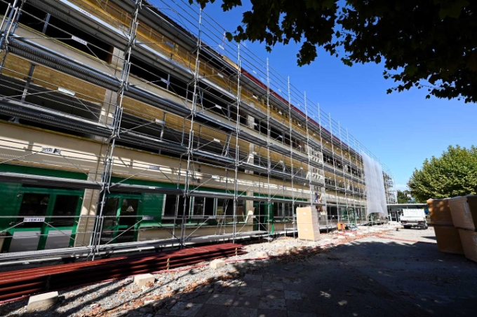 Les besoin des corps de métiers ont été pris en compte pour aboutir à cet échafaudage qui ceint le bâtiment et répond aux différents usages.