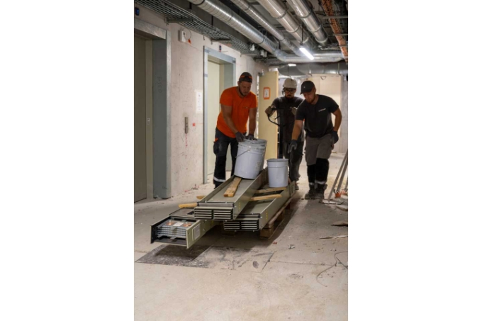 Pour rouler facilement dans les couloirs, des plaques de métal ont été posées partout où il y avait des joints de dilatation.