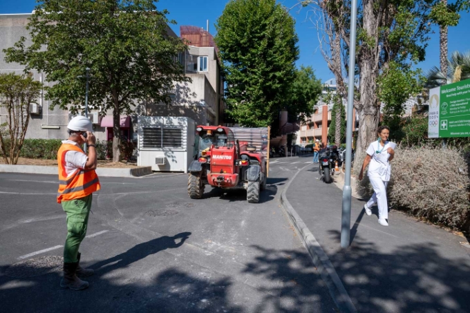 C'est le logisticien qui se charge de répartir les matériaux au plus près des besoins avec les engins adaptés. 