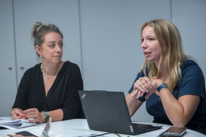 Portrait de Christelle Chambarlhac et Léa Yahiel.